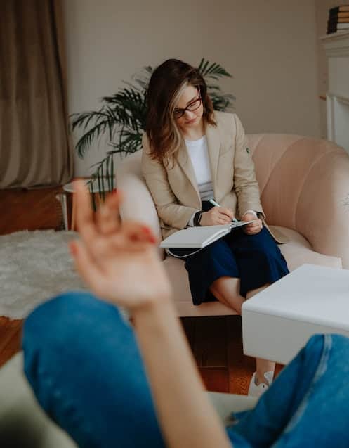 client talking to therapist