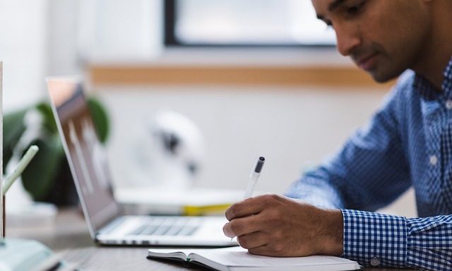 person looking for kaiser-approved therapist online